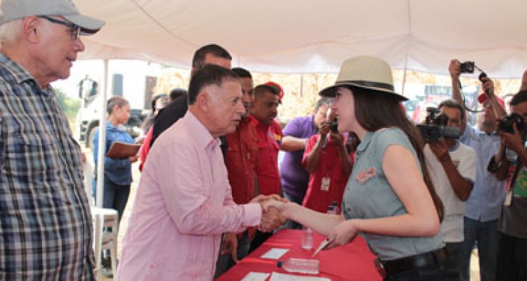 Arias entregó créditos para potenciar producción 1 1904 NUEVA FOTO 3 AAAA JM